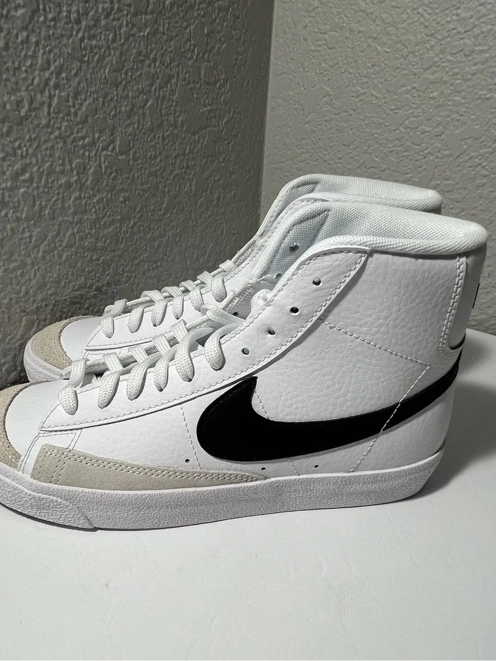 Nike Blazer Mid ’77 GS high top White Black Team Orange DA4086-100 Youth size 7Y
